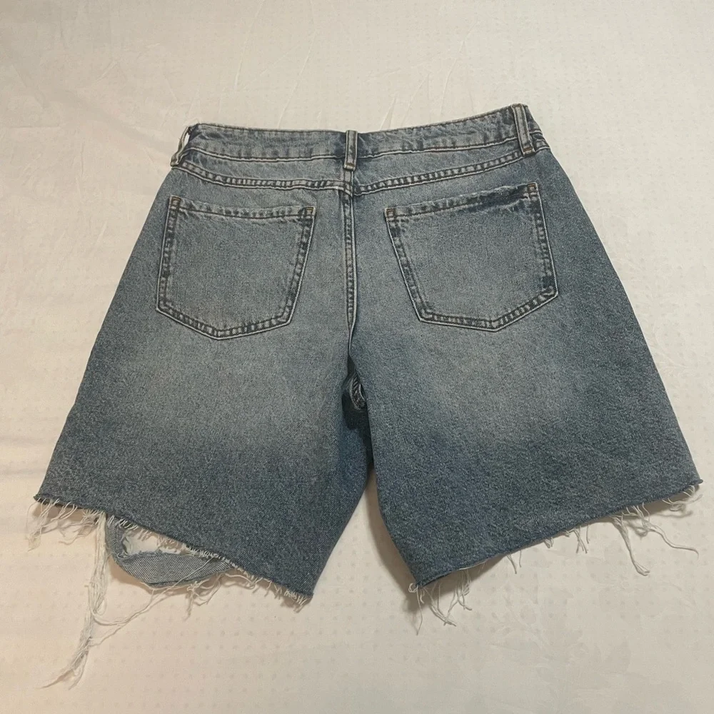 Forever 21 women's Blue Distressed Jean Shorts, size 26, New with out tags